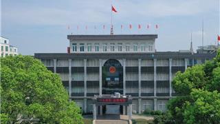 拍张龙港镇党委 政府 人大牌匾照留念