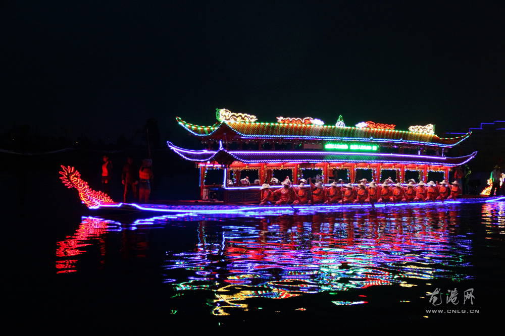 花船夜游 争奇斗艳